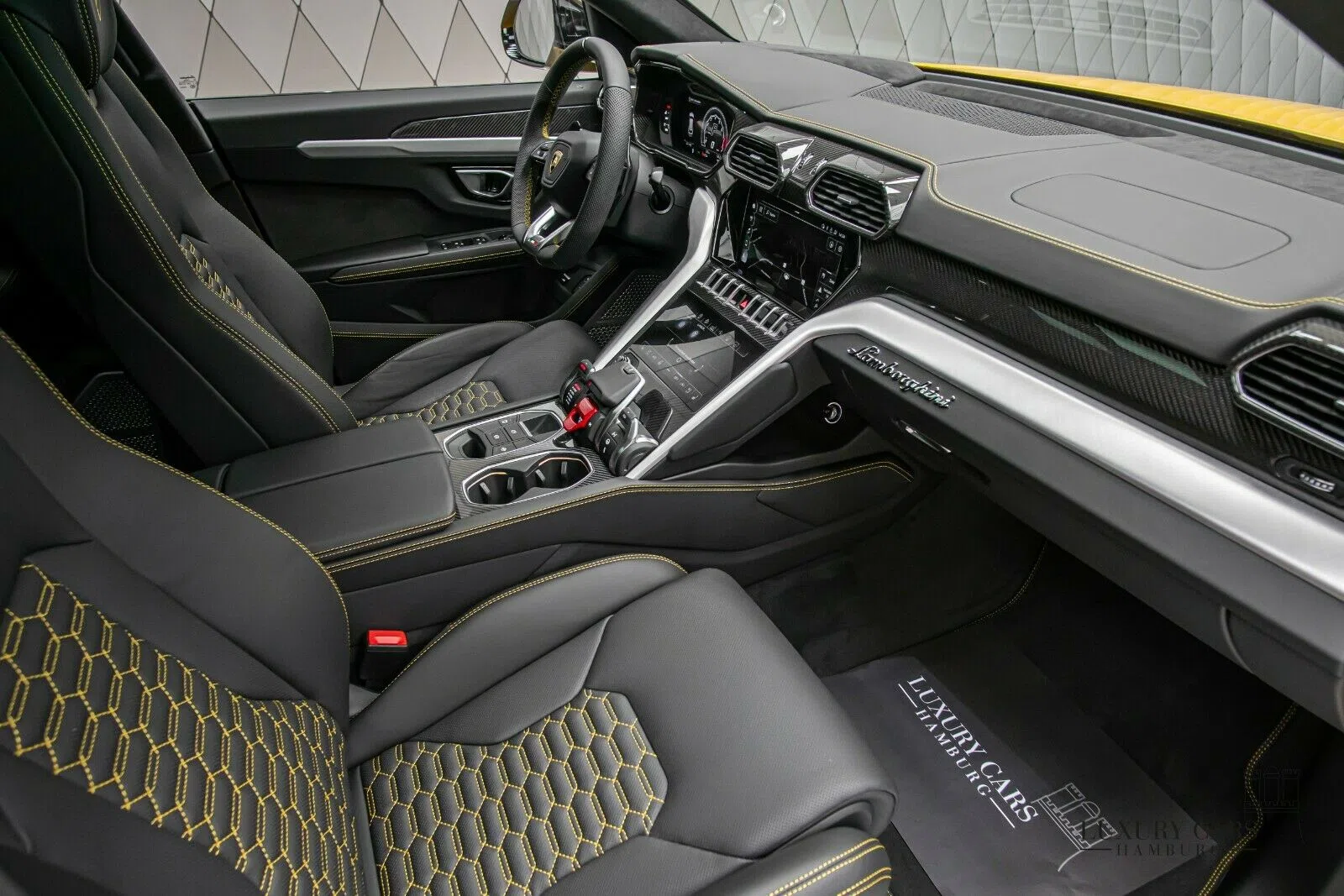 2020 Lamborghini Urus interior, Leather Black