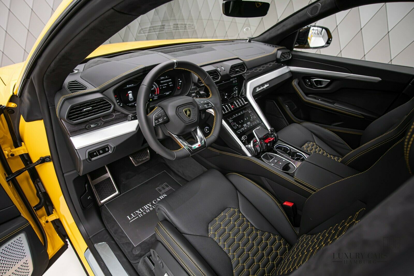 2020 Lamborghini Urus, 30/32