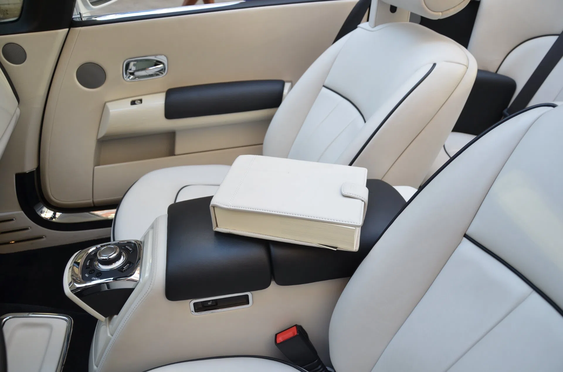 2015 Rolls-Royce Phantom Drophead Coupe interior, seats, Seashell