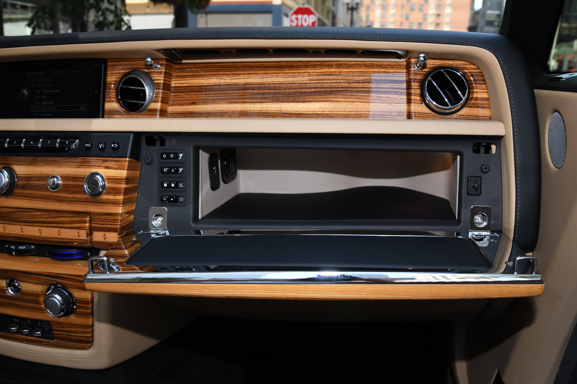 2015 Rolls-Royce Phantom Drophead Coupe, 14/19