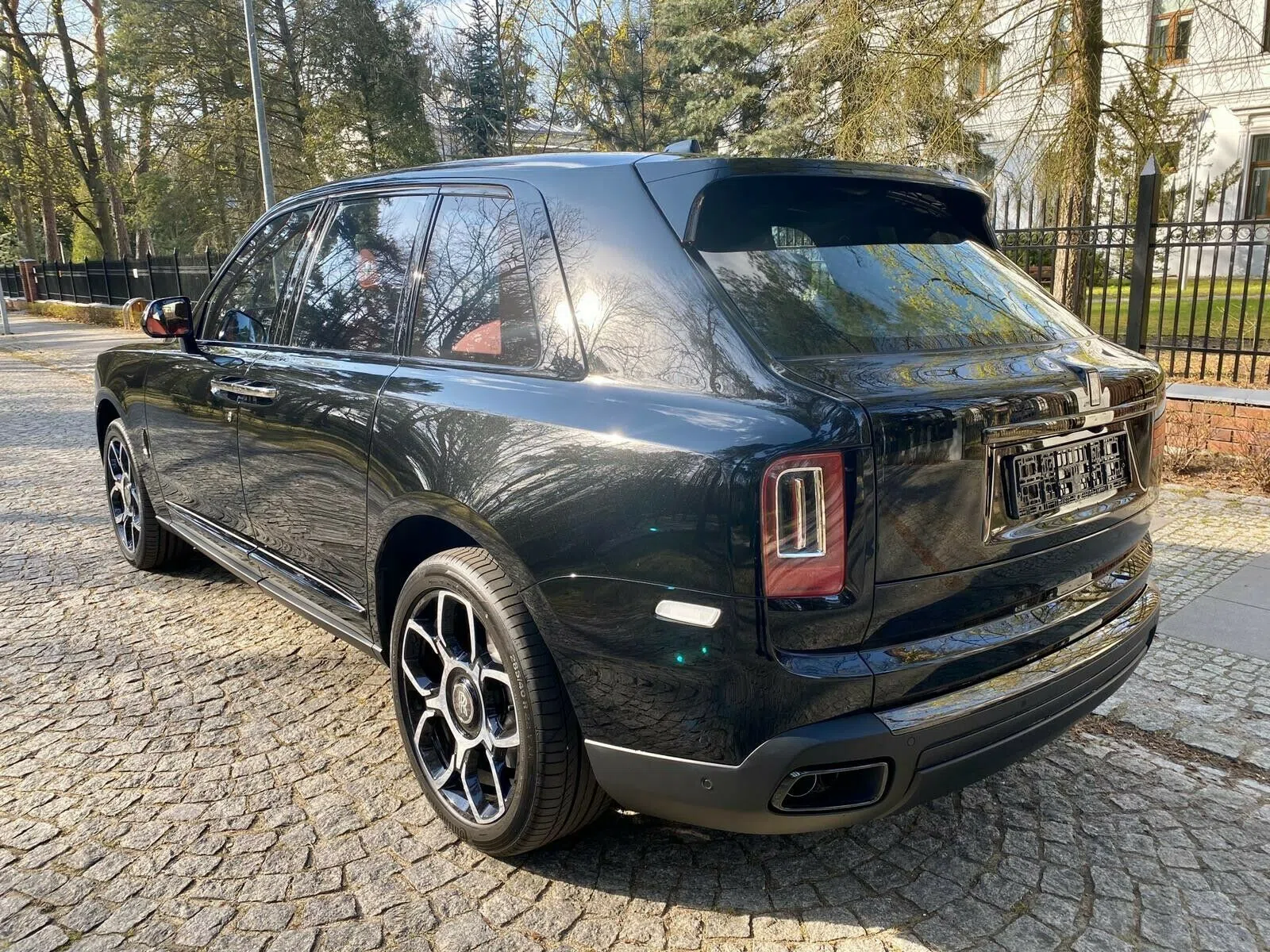 2020 Rolls-Royce Cullinan, rear three-quarter view, Diamond Black