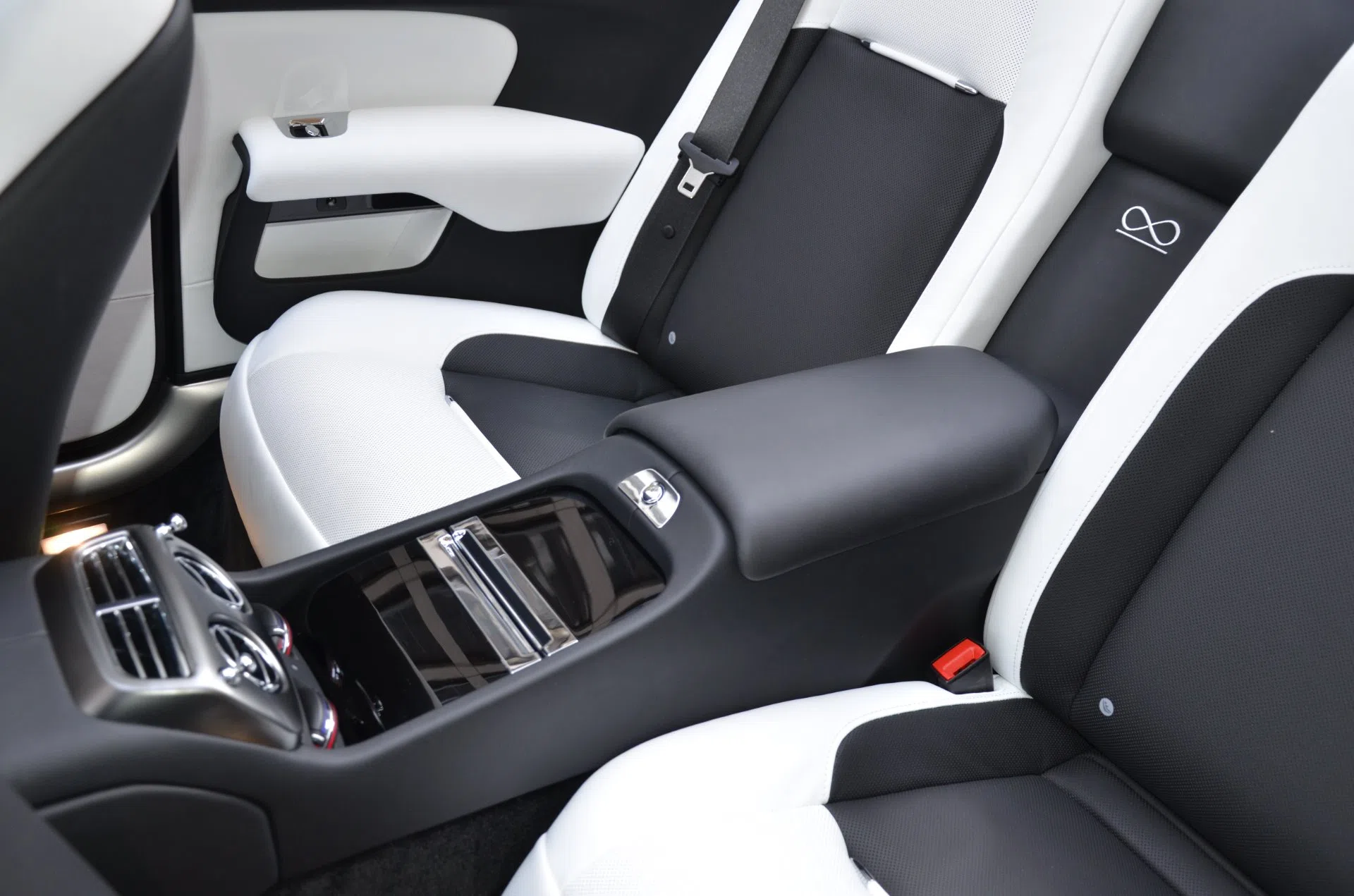 2018 Rolls-Royce Dawn interior, seats, Arctic White