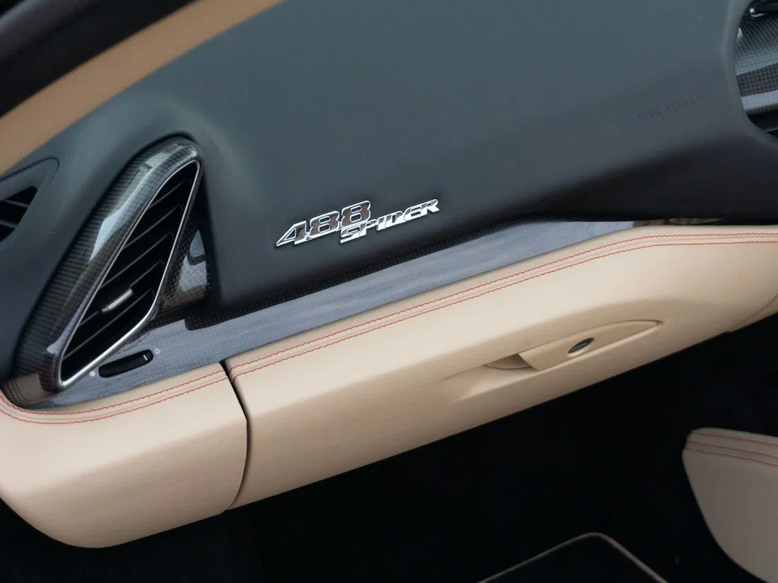 2018 Ferrari 488 Spider interior, Sabbia