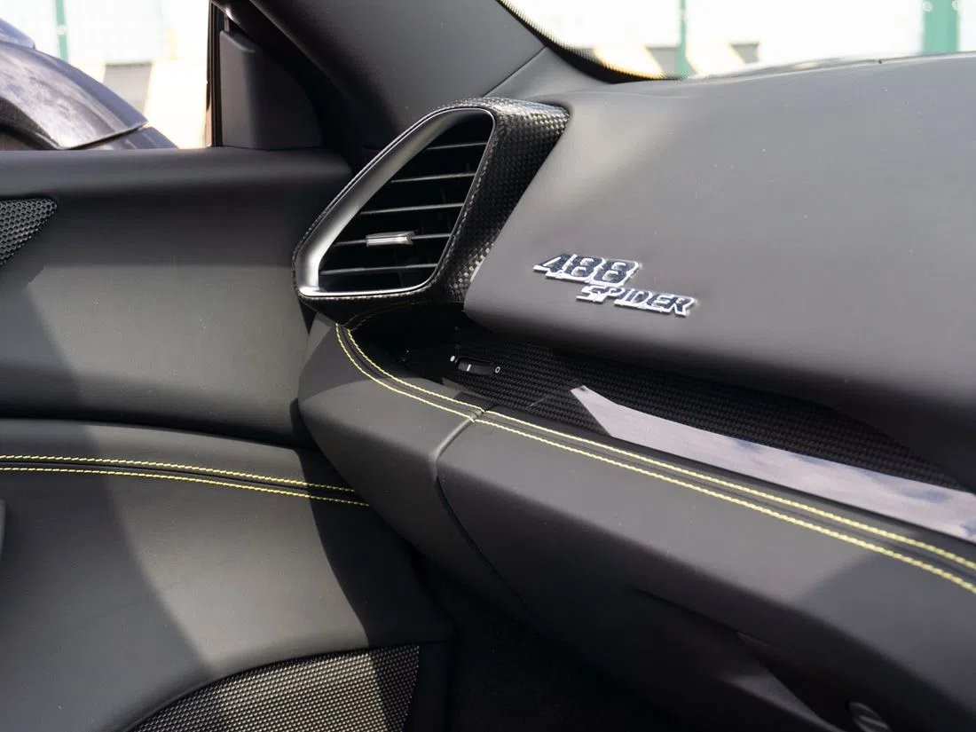2018 Ferrari 488 Spider interior, Nero