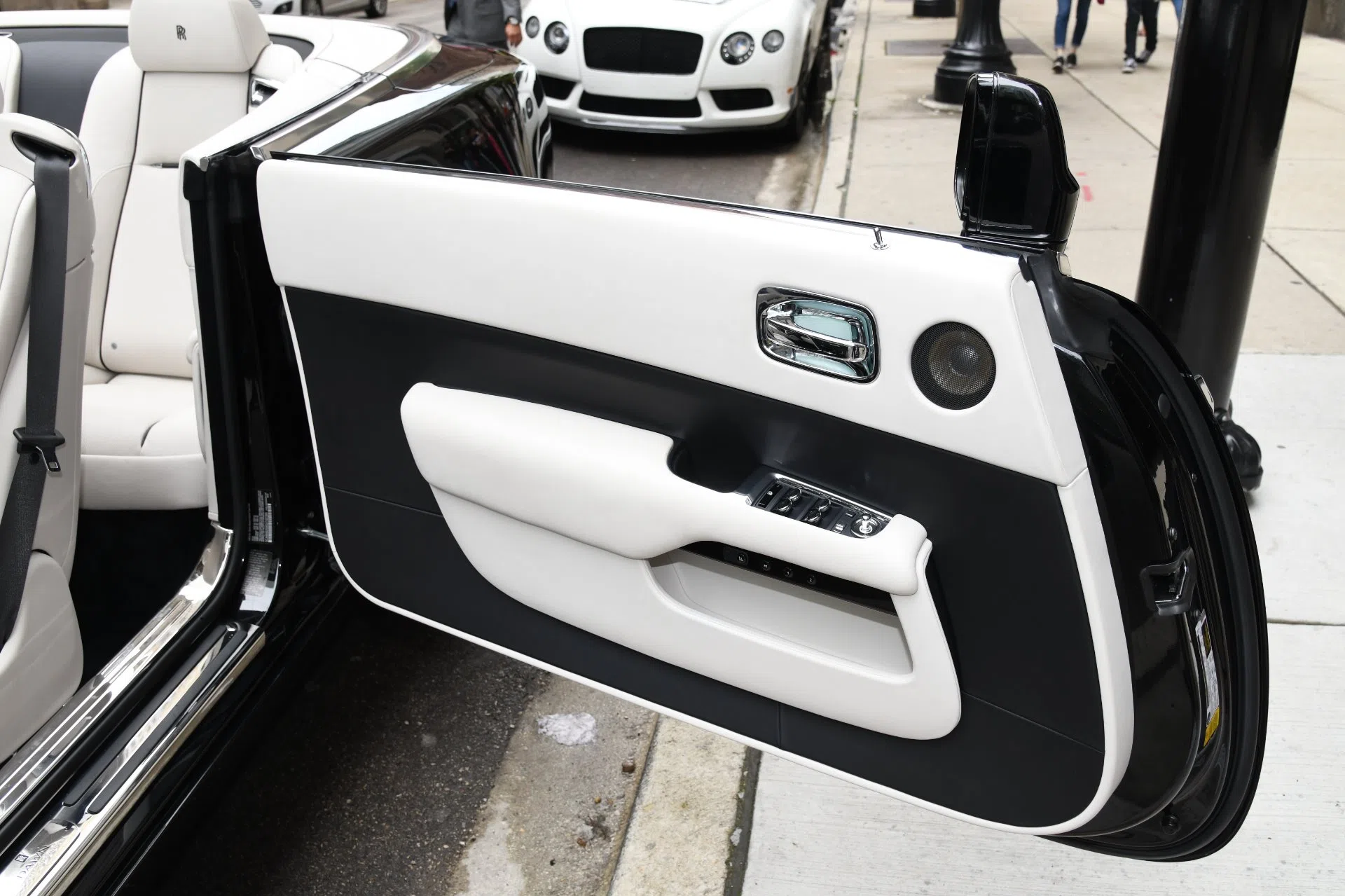 2016 Rolls-Royce Dawn interior, door panel, White