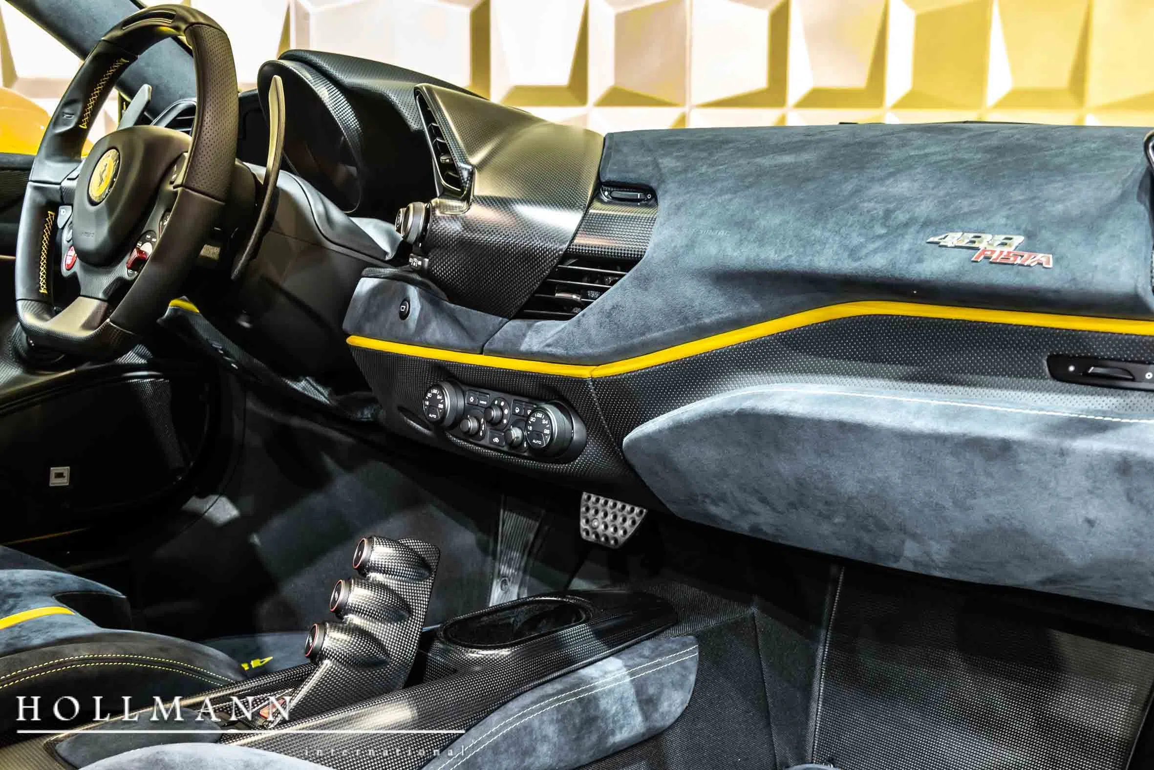 2020 Ferrari 488 Pista interior, Alcantara Nero