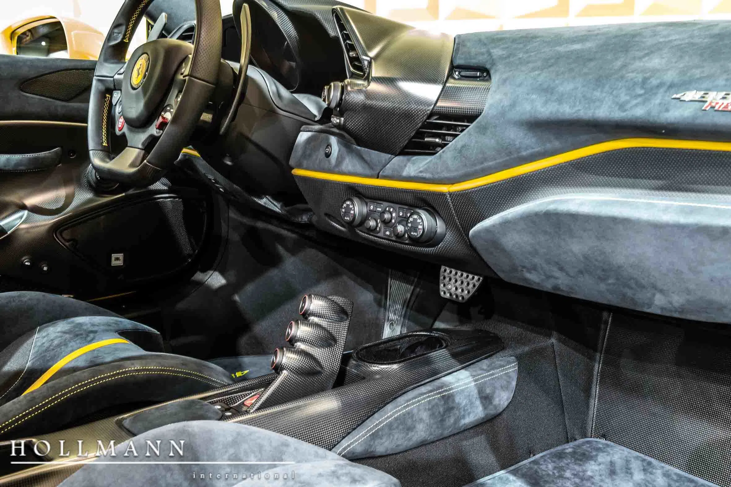 2020 Ferrari 488 Pista interior, Alcantara Nero