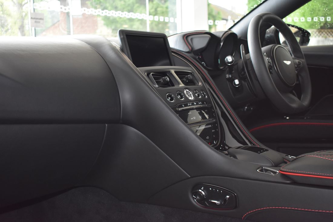 2020 Aston Martin DBS Superleggera volante, 13/16