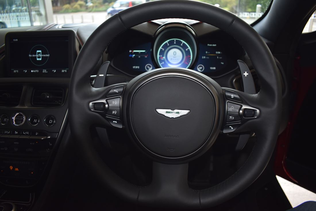 2020 Aston Martin DBS Superleggera volante, 14/16