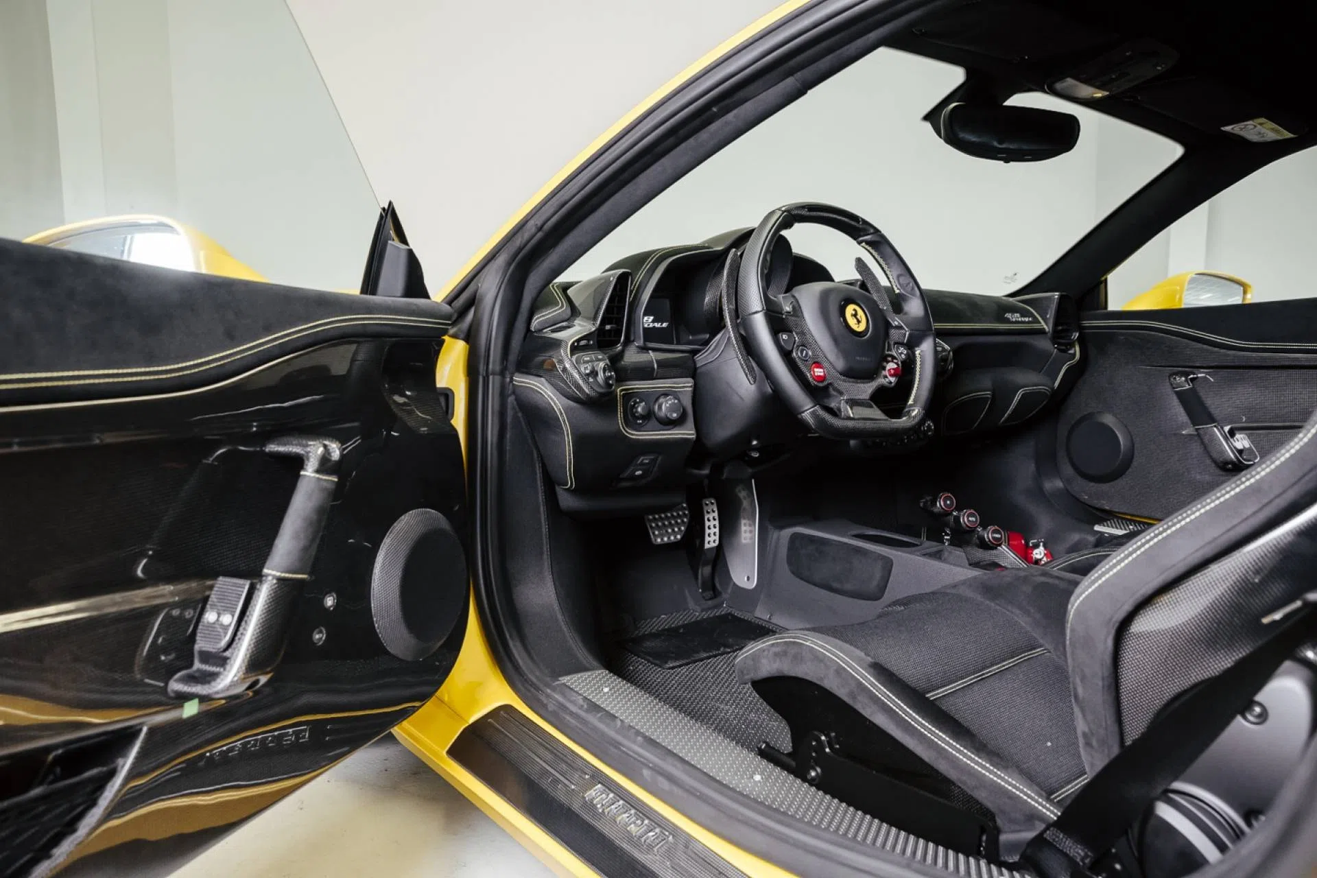 2016 Ferrari 458 Speciale interior, Black-Yellow