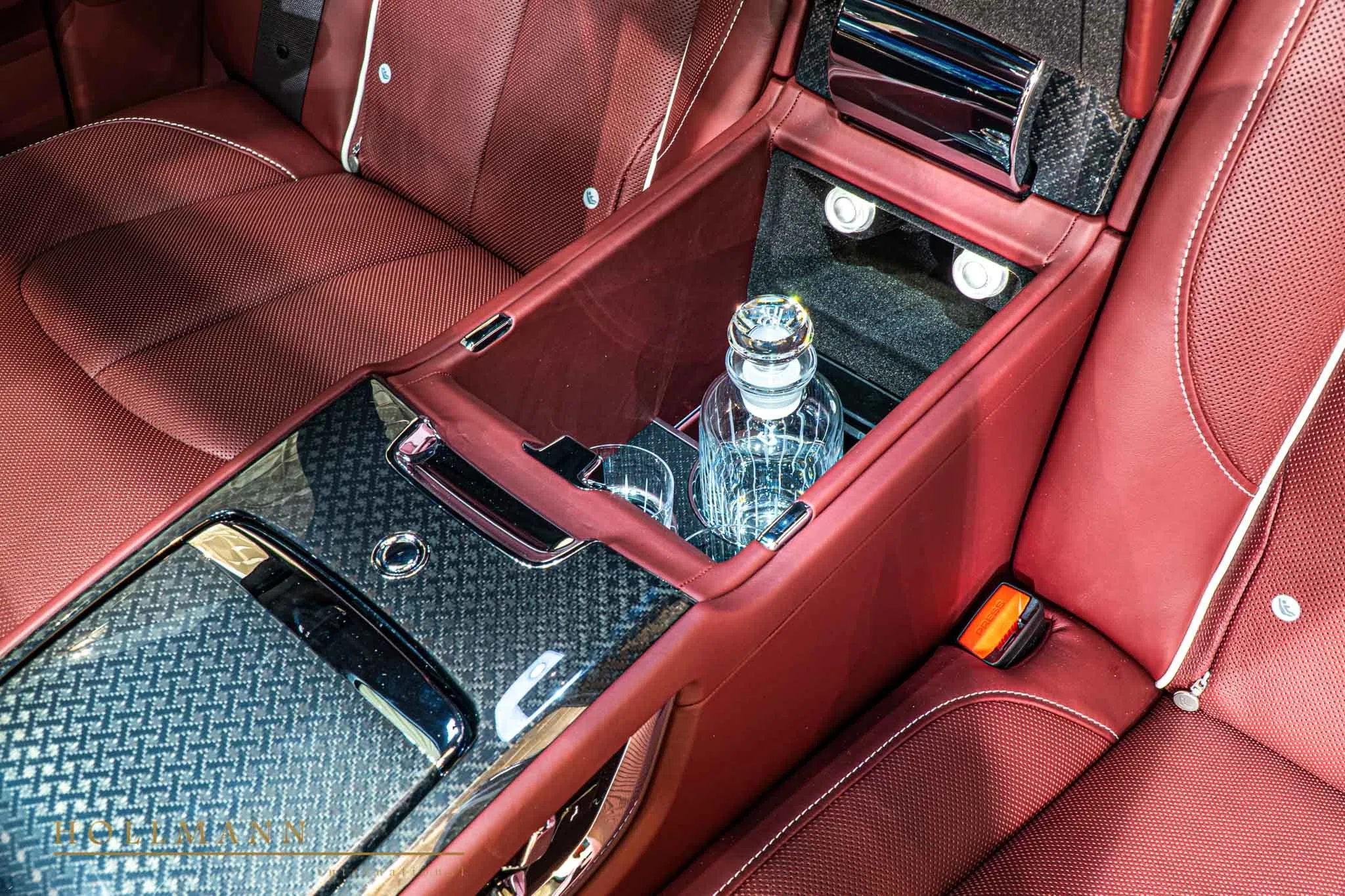 2020 Rolls-Royce Cullinan Black Badge interior, Ardent Red