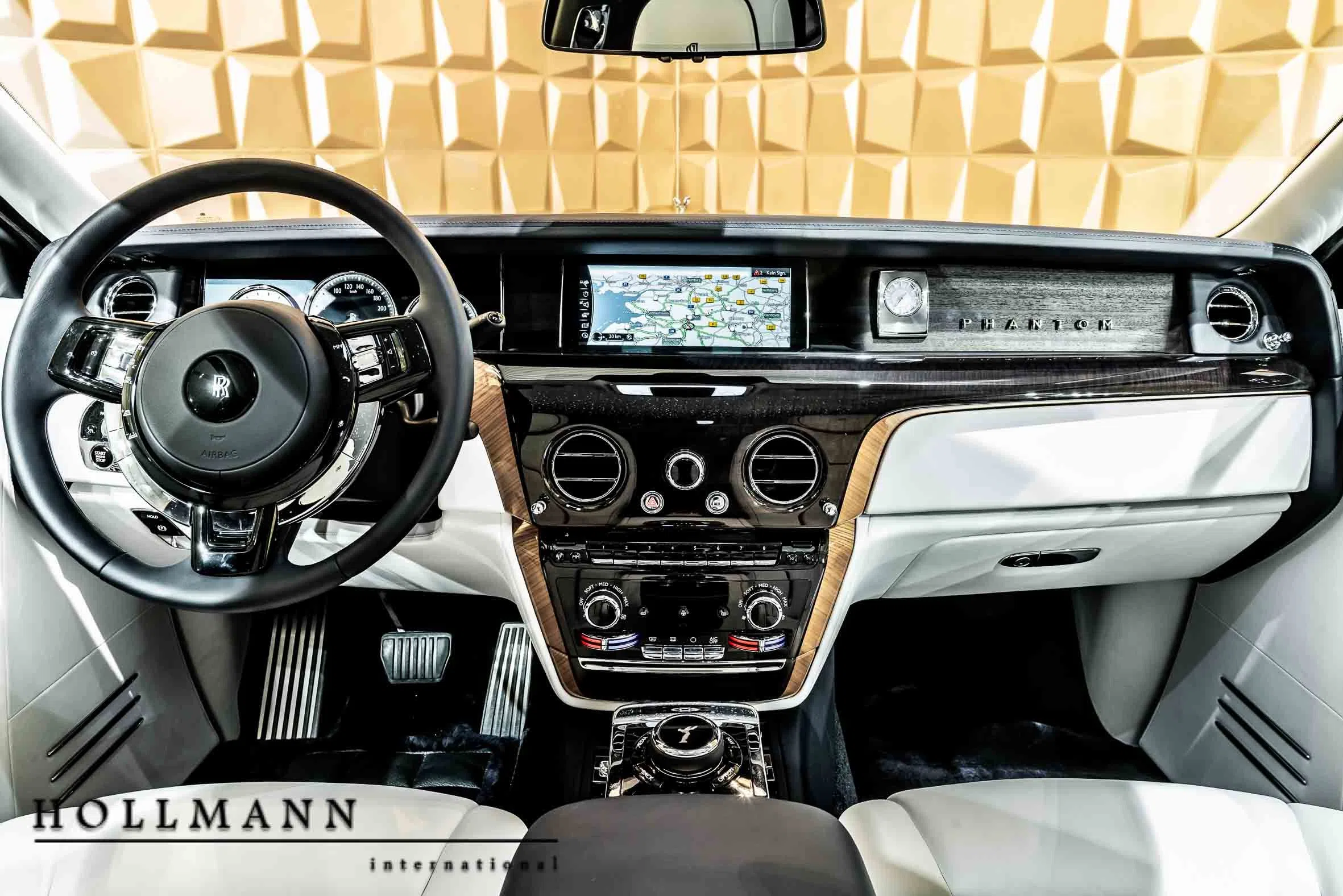 2020 Rolls-Royce Phantom VIII interior, dashboard