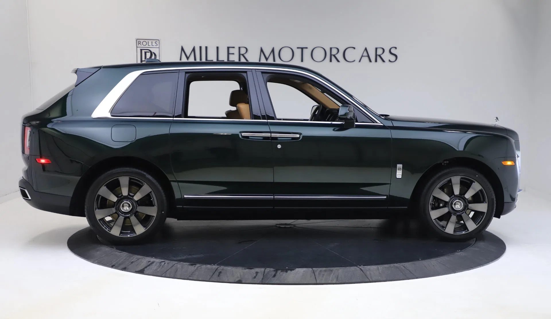 2020 Rolls-Royce Cullinan, side profile