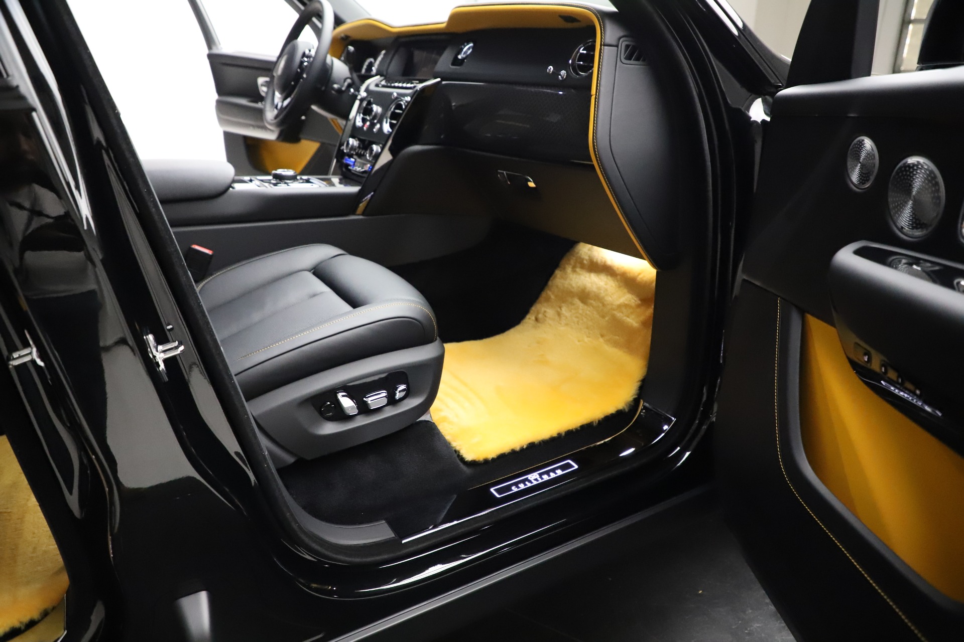 2020 Rolls-Royce Cullinan Black Badge, 18/20