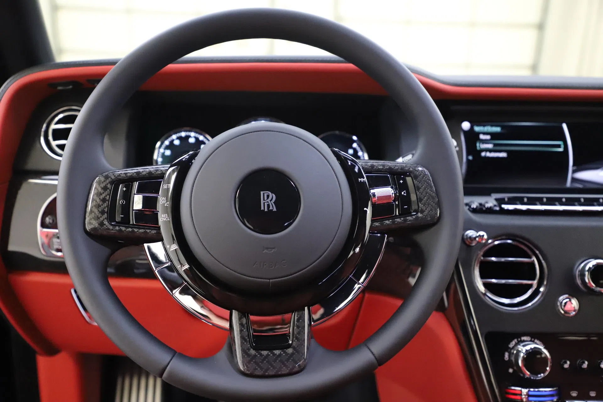 2020 Rolls-Royce Cullinan Black Badge interior, steering wheel