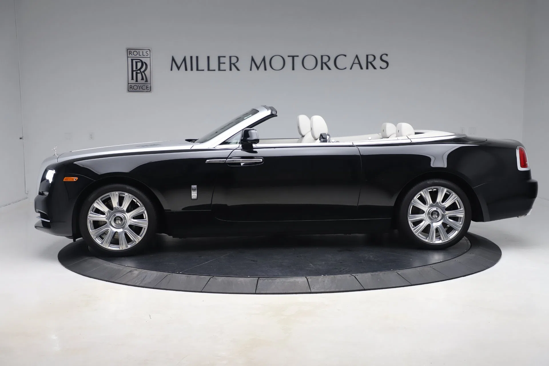 2017 Rolls-Royce Dawn, side profile