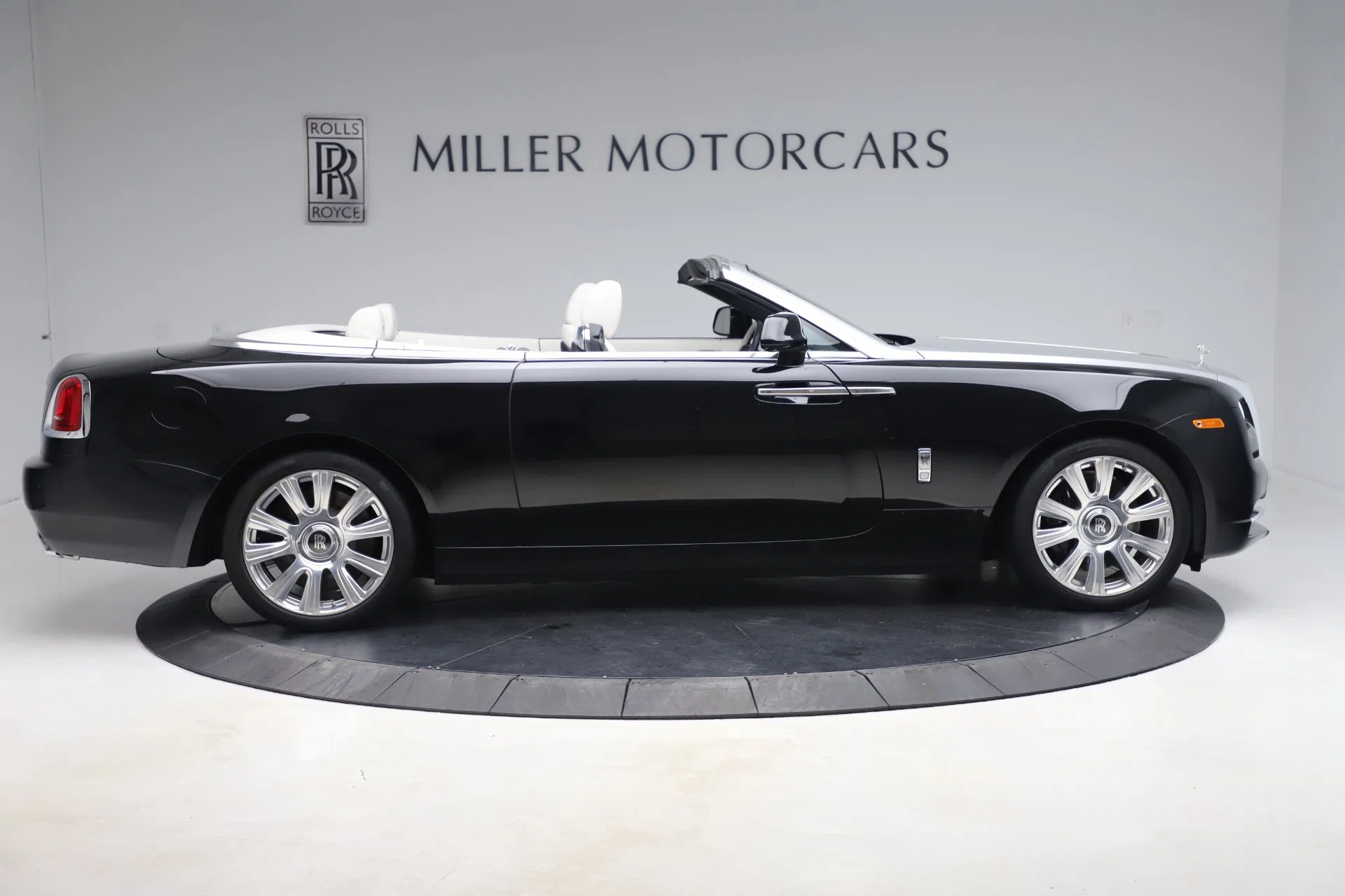 2017 Rolls-Royce Dawn, side profile
