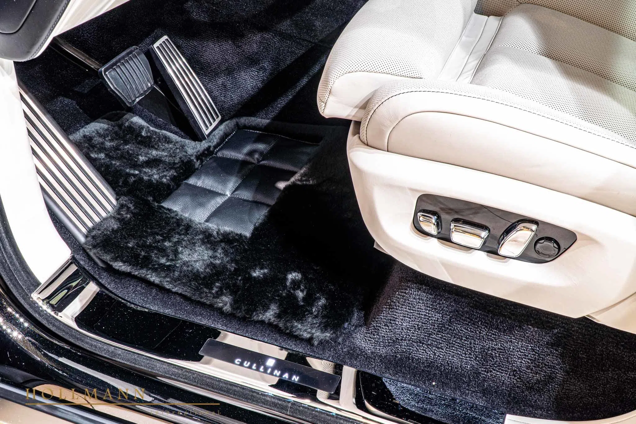 2020 Mansory Cullinan interior, door panel, Seashell