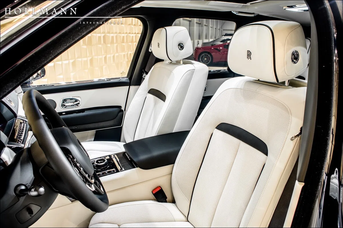 2020 Rolls-Royce Cullinan interior, seats, Seashell (light creme)