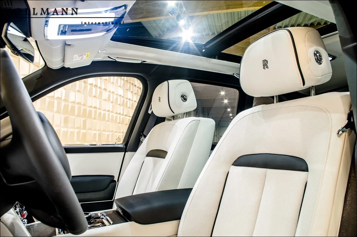 2020 Rolls-Royce Cullinan interior, seats, Seashell (light creme)