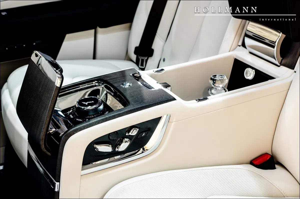2020 Rolls-Royce Cullinan interior, Seashell (light creme)