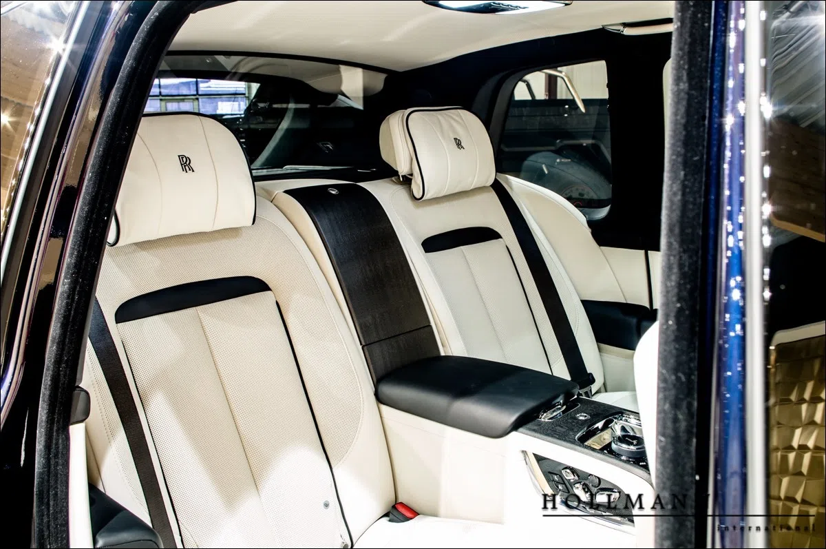 2020 Rolls-Royce Cullinan interior, seats, Seashell (light creme)
