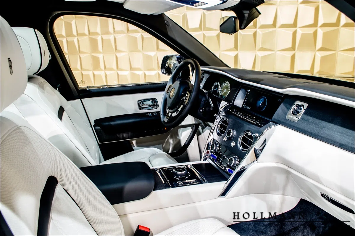 2020 Rolls-Royce Cullinan interior, Seashell (light creme)