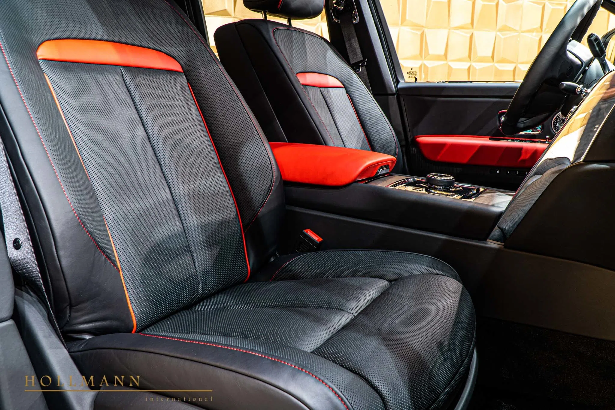 2020 Rolls-Royce Cullinan interior, seats, Black with Mugello Red