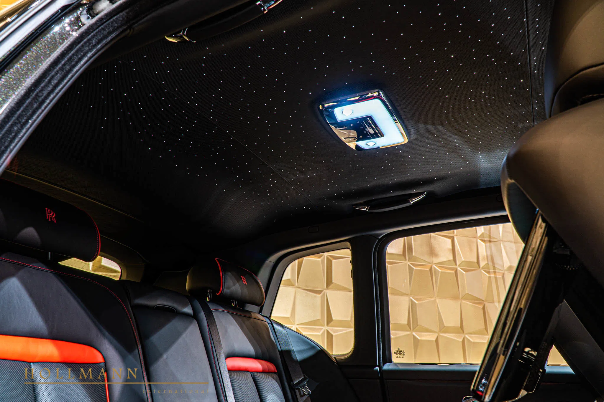 2020 Rolls-Royce Cullinan interior, door panel, Black with Mugello Red
