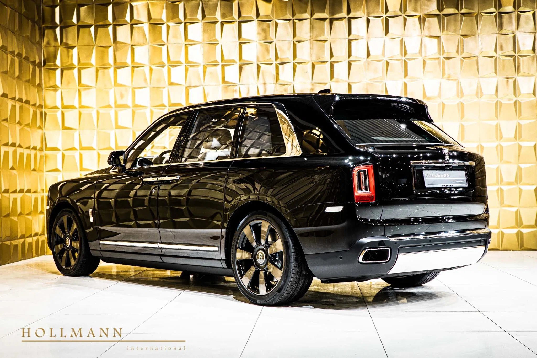 2020 Rolls-Royce Cullinan, rear three-quarter view, Black Diamand
