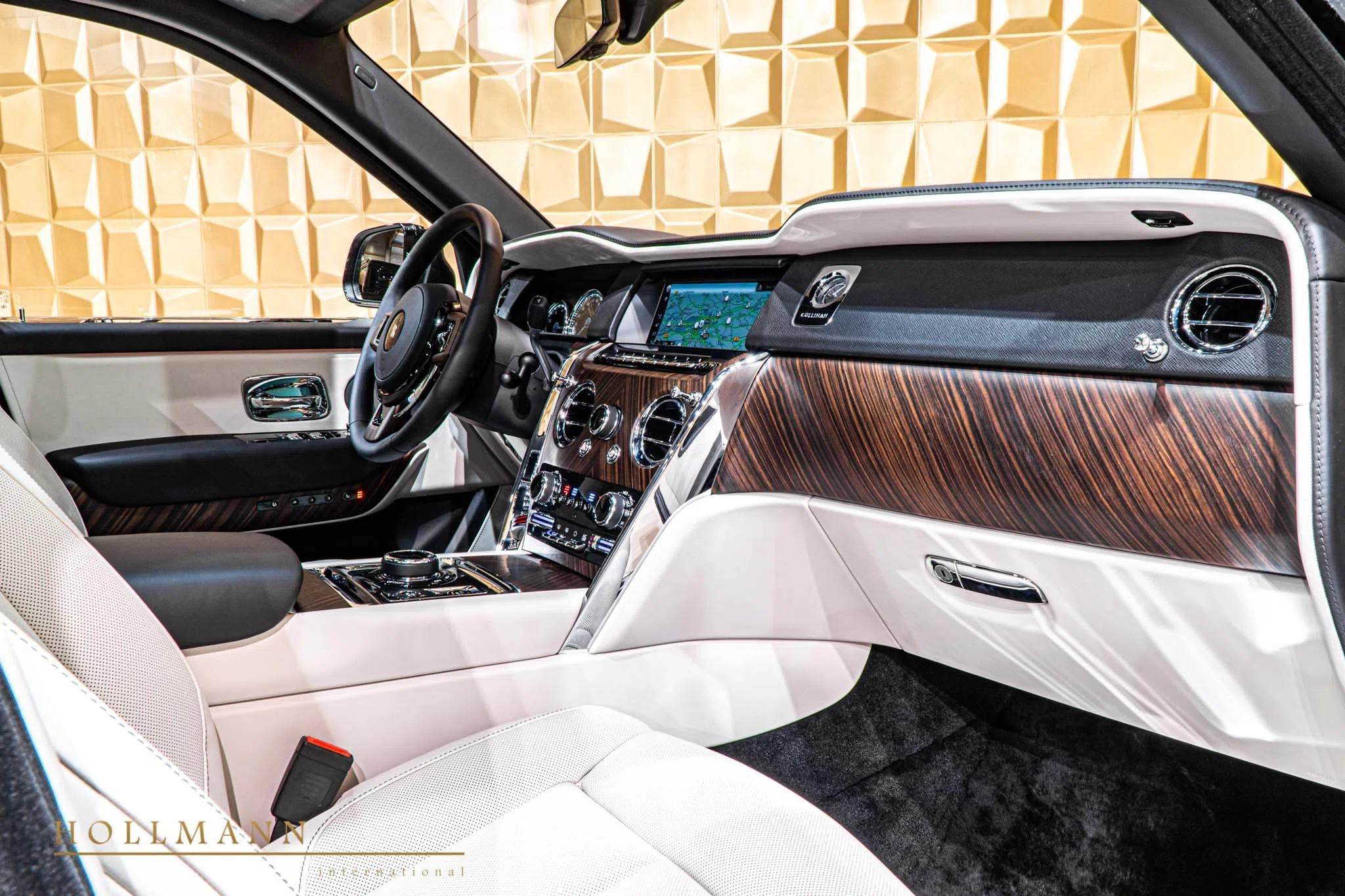 2020 Rolls-Royce Cullinan interior, Seashell (light creme)