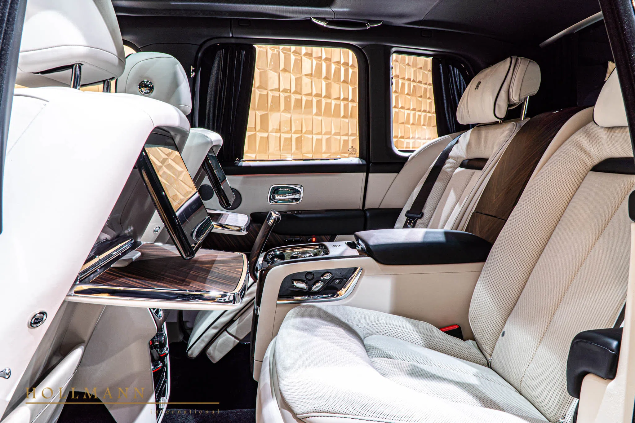 2020 Rolls-Royce Cullinan interior, seats, Seashell (light creme)