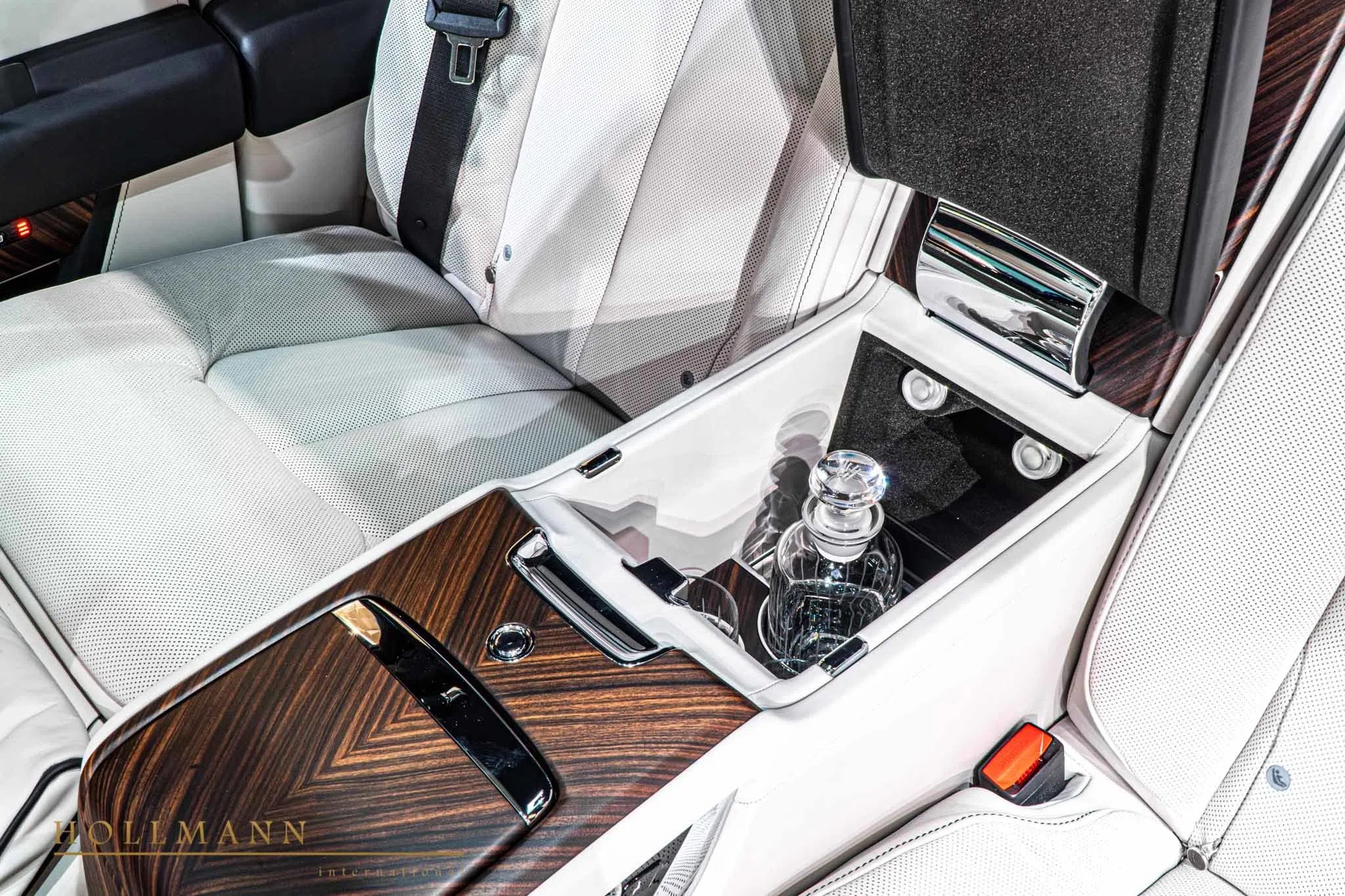 2020 Rolls-Royce Cullinan interior, Seashell (light creme)