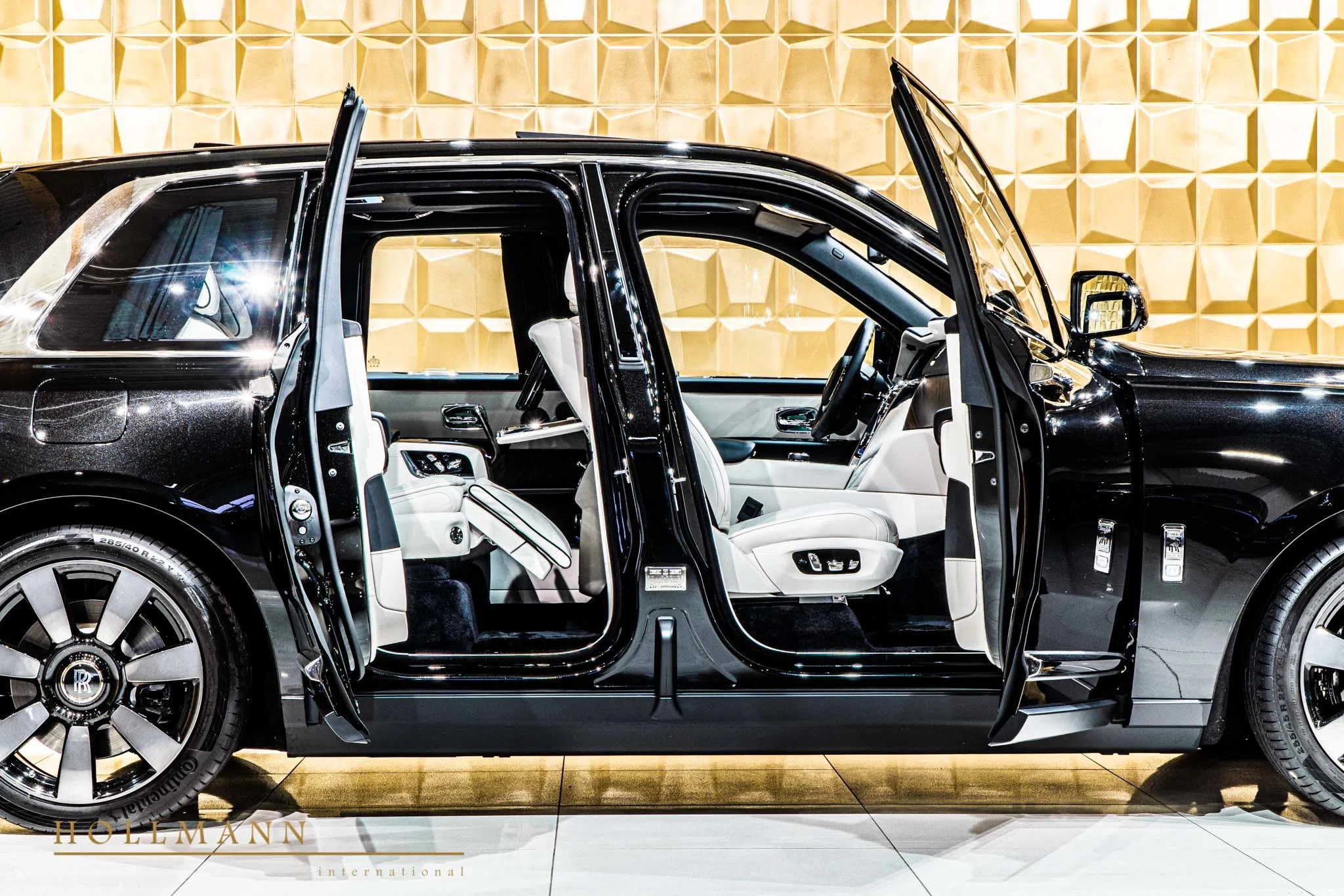 2020 Rolls-Royce Cullinan for sale, exterior, Black Diamand