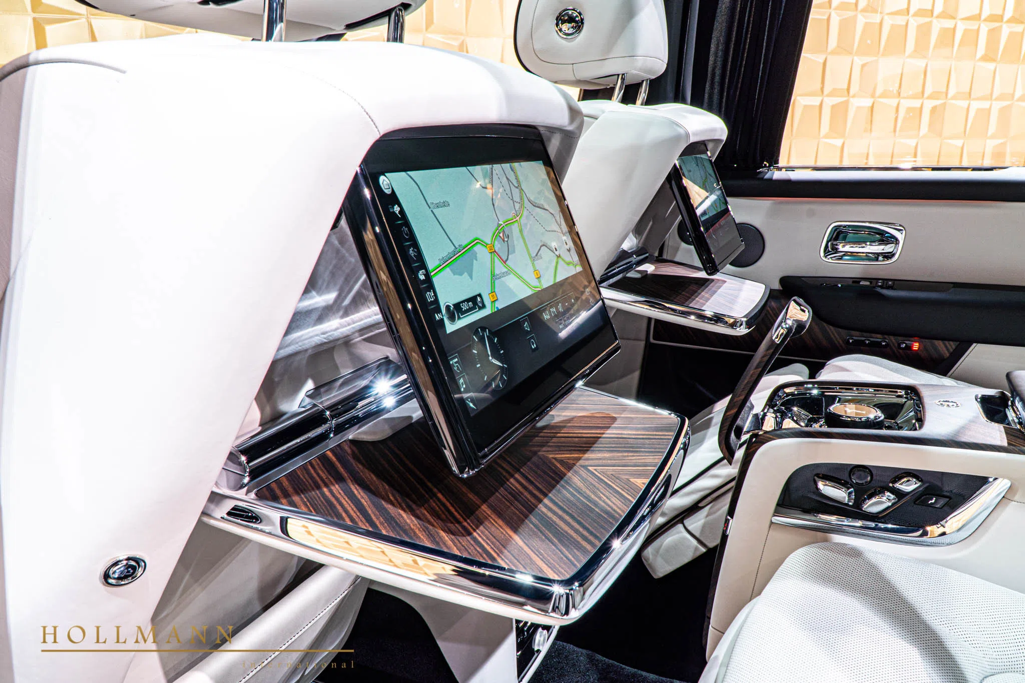 2020 Rolls-Royce Cullinan interior, seats, Seashell (light creme)