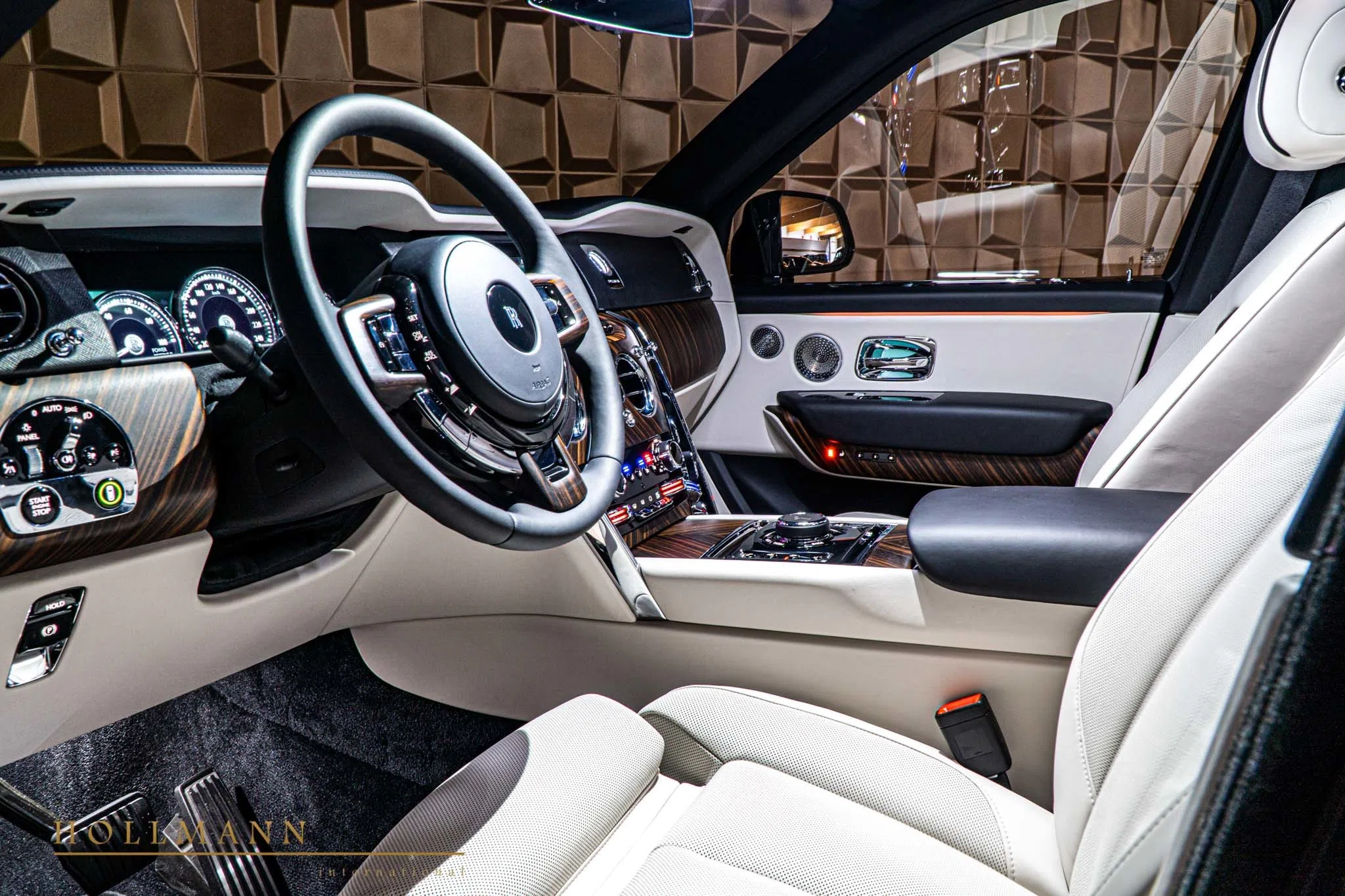 2020 Rolls-Royce Cullinan interior, Seashell (light creme)