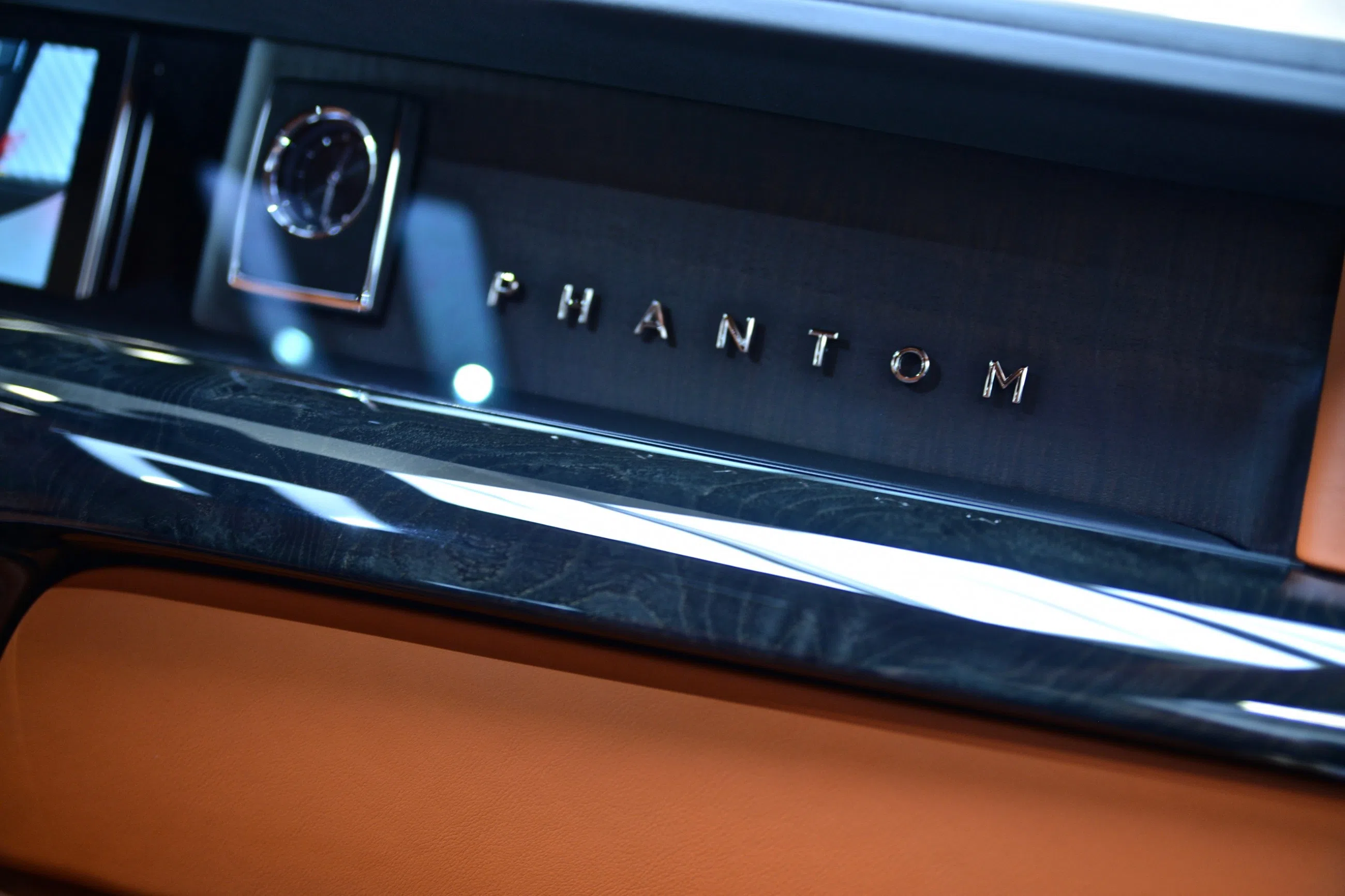 2020 Rolls Royce Phantom VIII interior, center console