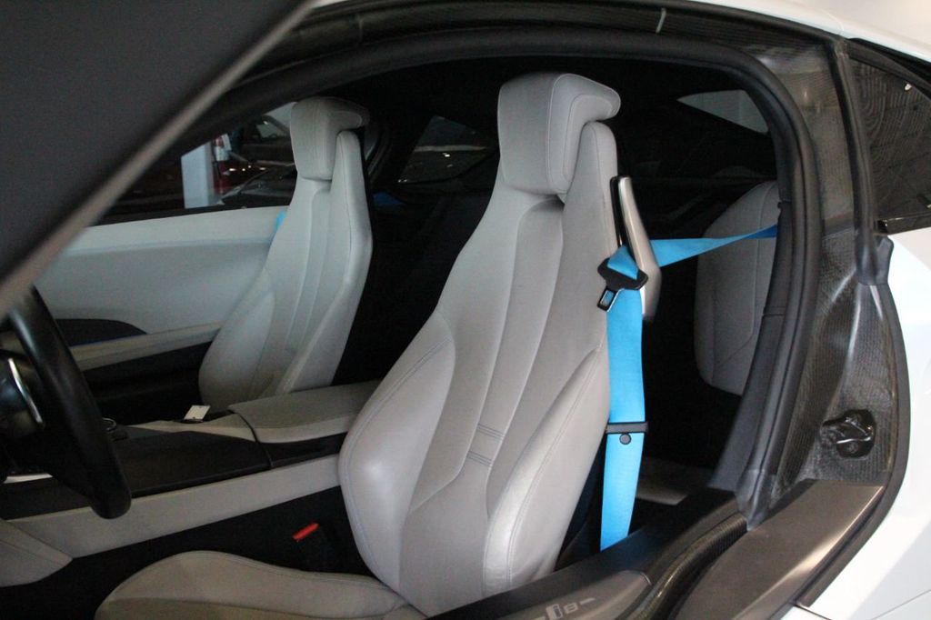 2015 BMW i8, 3/19