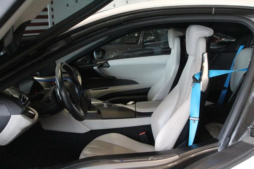 2015 BMW i8 interior, White