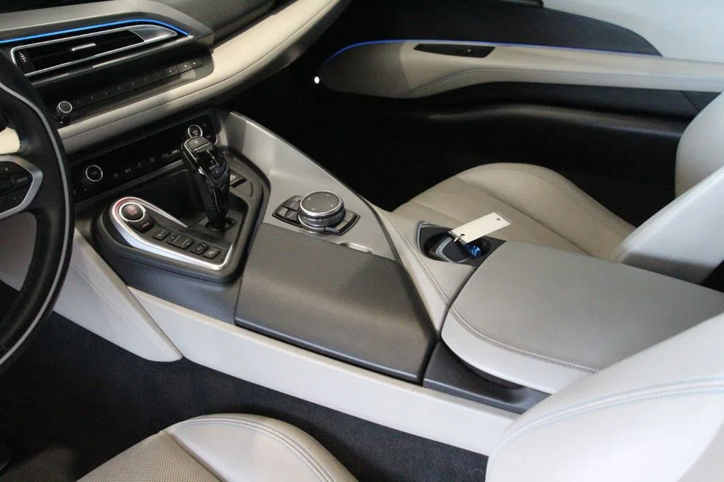 2015 BMW i8 interior, White