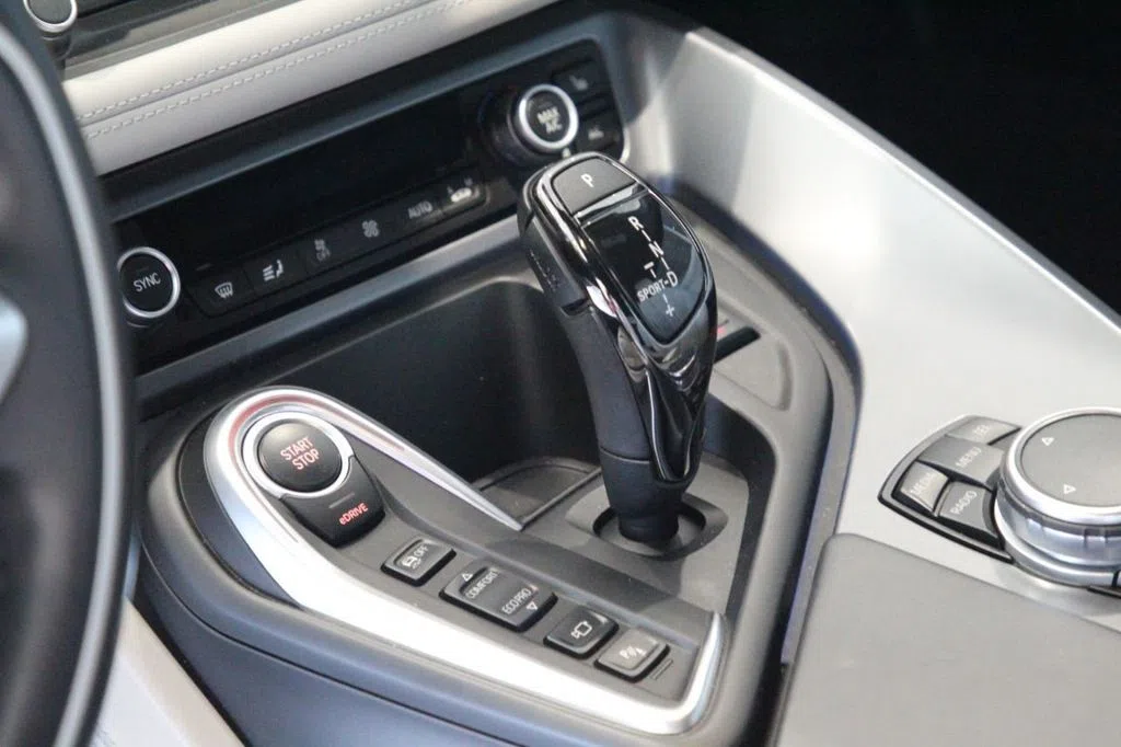 2015 BMW i8 interior, center console, White