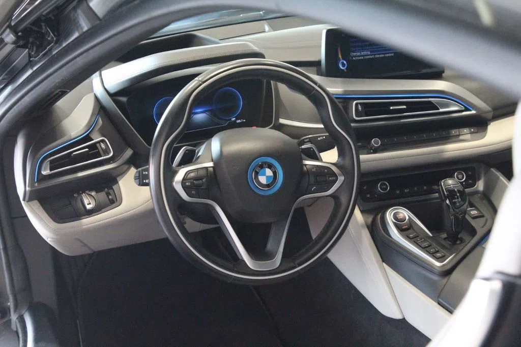 2015 BMW i8 interior, White