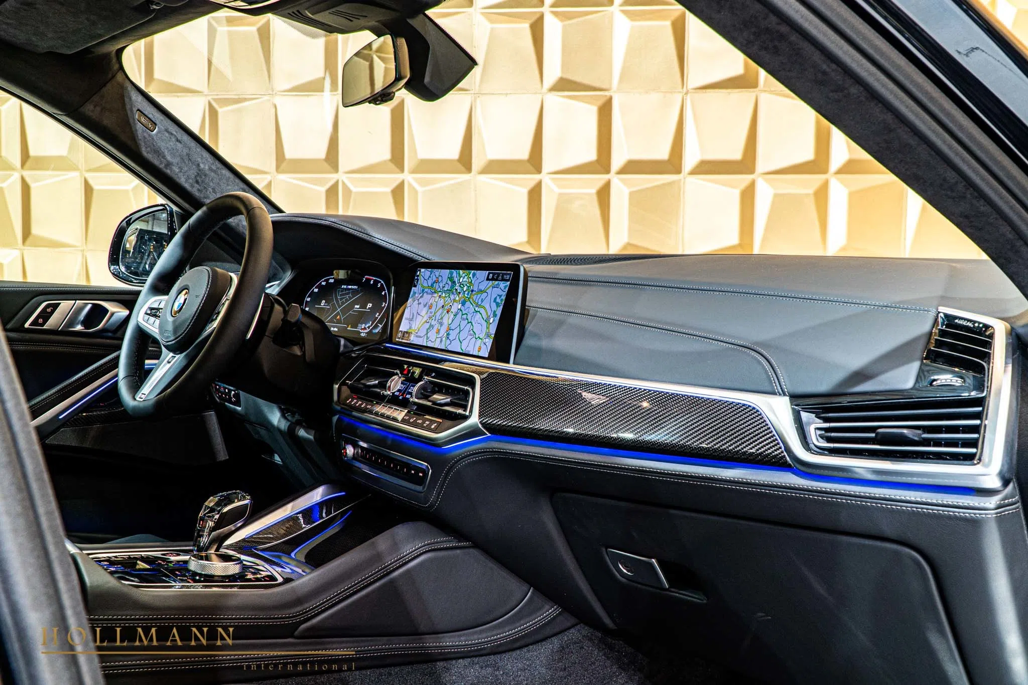 2020 BMW X6 M50i interior, dashboard, Leather Merino Black