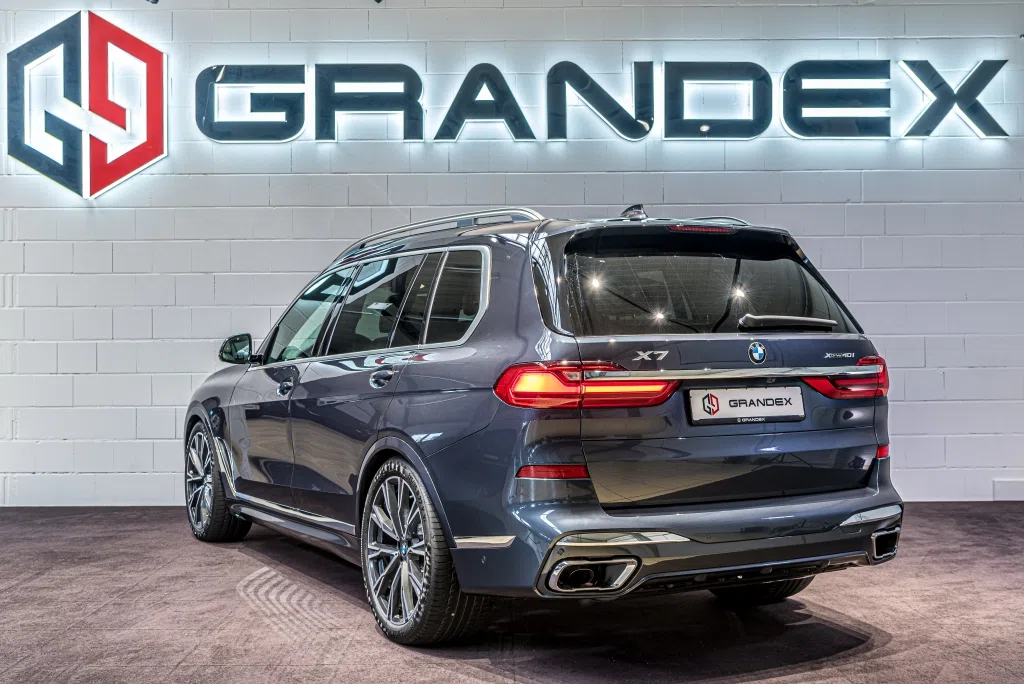 2020 BMW X7 xDrive40i - M Sportpaket, rear three-quarter view, Arktikgrau Brillanteffekt