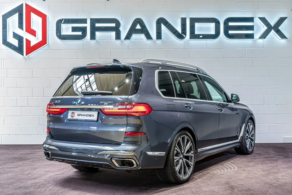 2020 BMW X7 xDrive40i - M Sportpaket, rear three-quarter view, Arktikgrau Brillanteffekt
