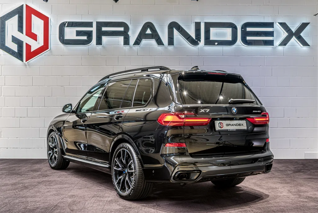 2020 BMW X7 xDrive40i - M Sportpaket, rear three-quarter view, Saphirschwarz metallic