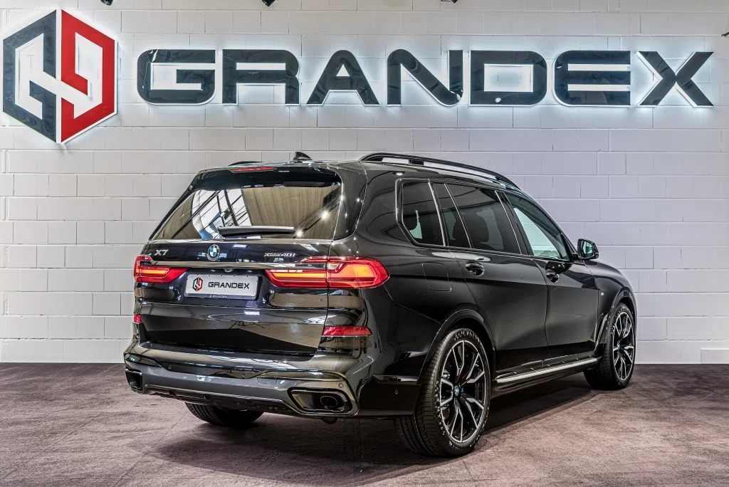 2020 BMW X7 xDrive40i - M Sportpaket, rear three-quarter view, Saphirschwarz metallic