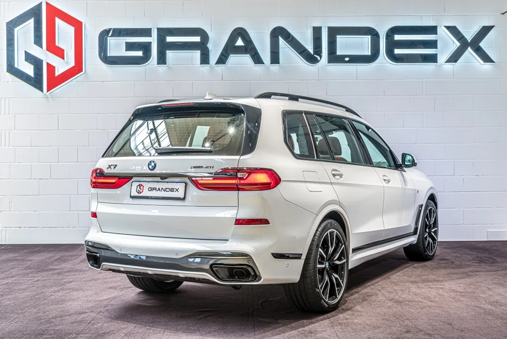 2020 BMW X7 xDrive40i - M Sportpaket, rear three-quarter view, Mineralweiß metallic