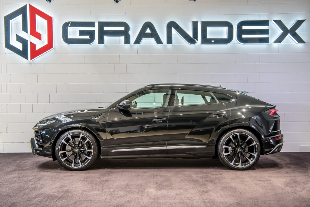 2020 Lamborghini Urus, 2/20