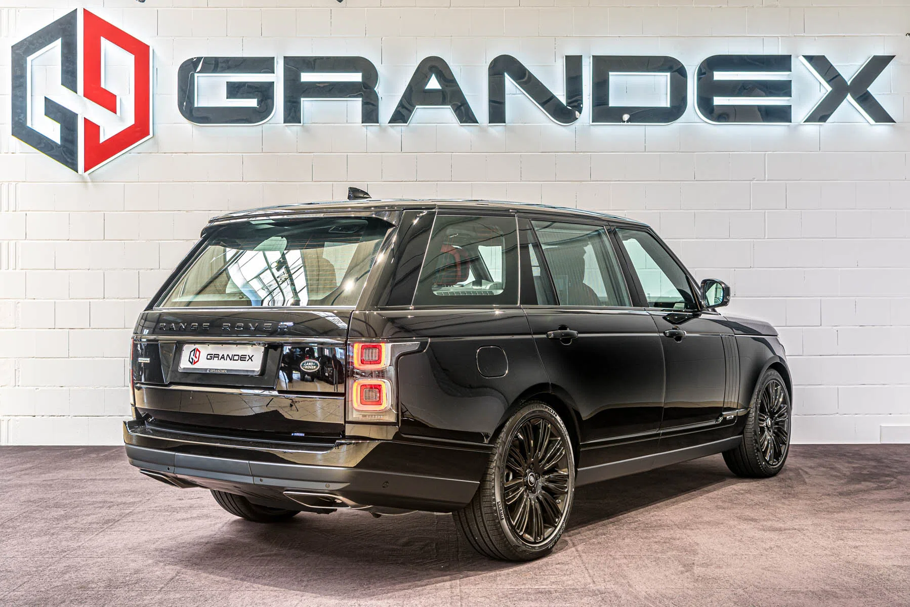 2020 Range Rover 5.0 Supercharged Autobiography LWB, rear three-quarter view, Narvik Black